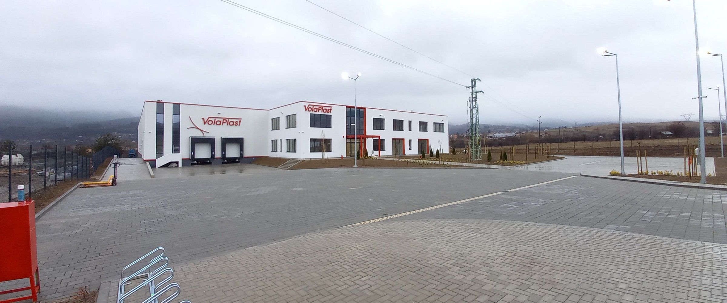 Production plant for plastic elements